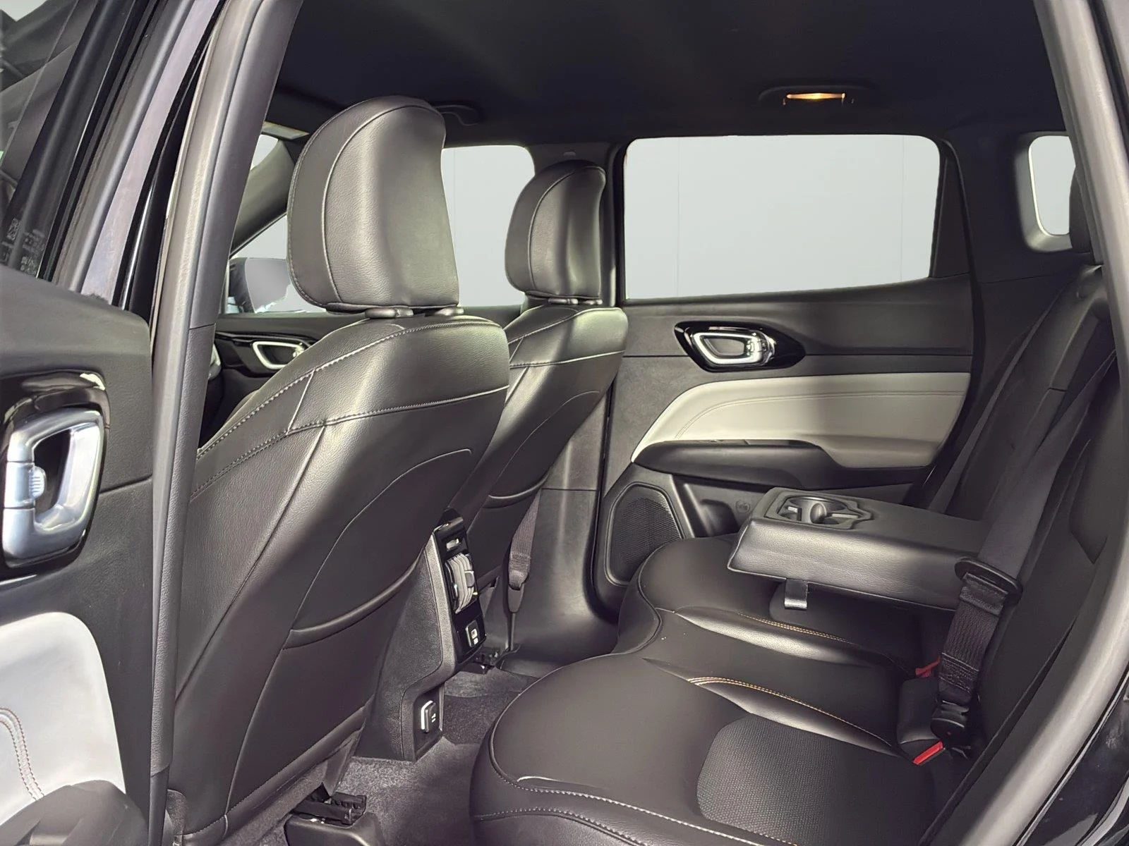 Used 2023 Diamond Black Crystal Pearlcoat Jeep Limited image 19