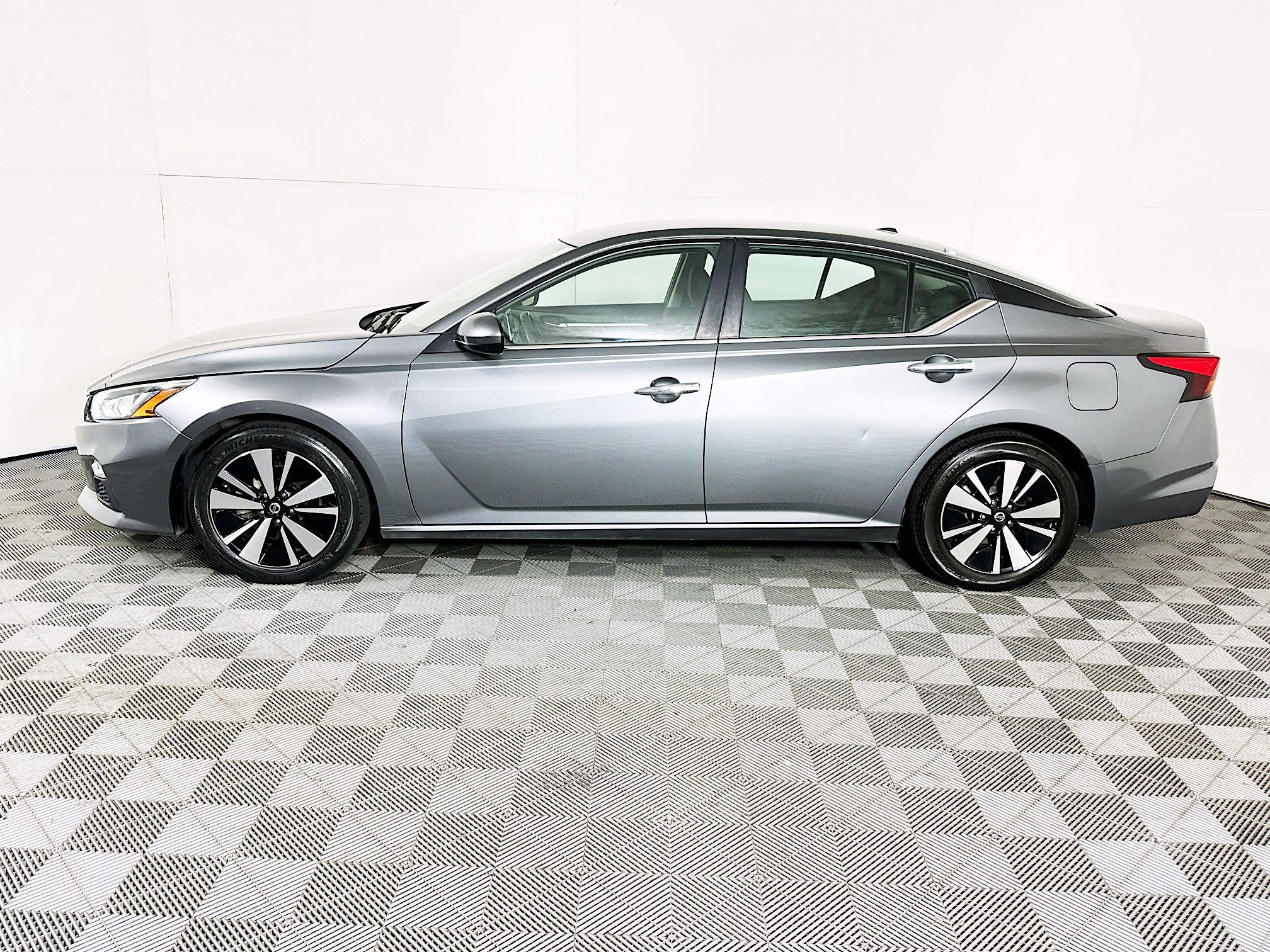 2021 Nissan Altima thumbnail 9