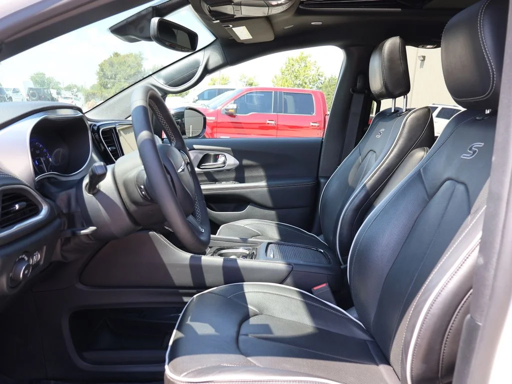 Used 2025 White Chrysler Limited image 21
