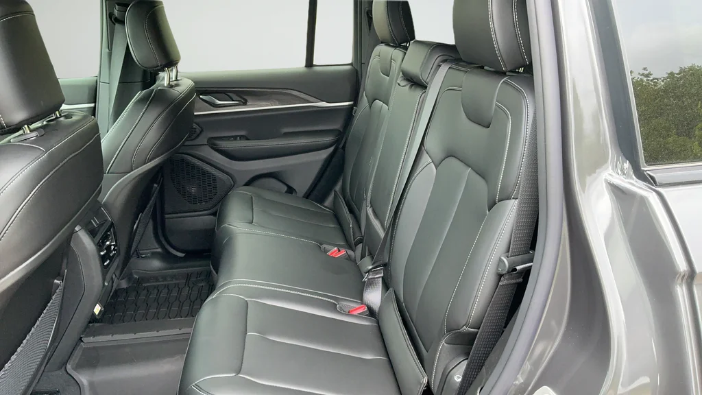 New 2026 Baltic Gray Metallic Clear-Coat Exterior Paint Jeep Limited image 20