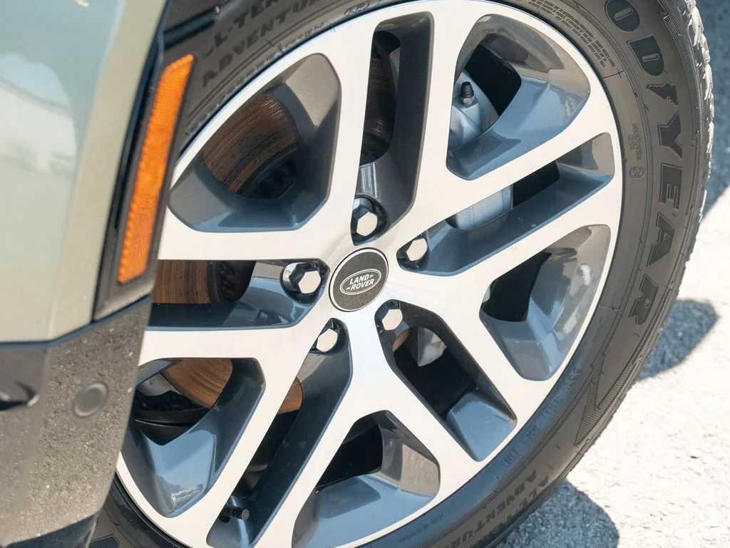 Used 2024 Green Land Rover X-Dynamic SE image 9
