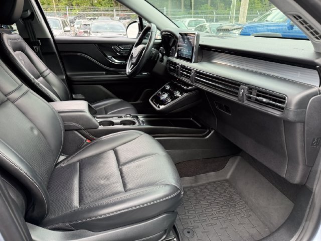 Used 2022 Blue Metallic Lincoln Standard image 4
