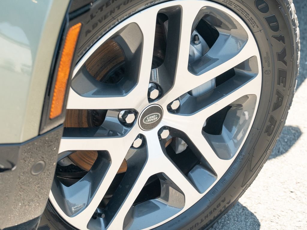 Used 2024 Green Land Rover X-Dynamic SE image 9