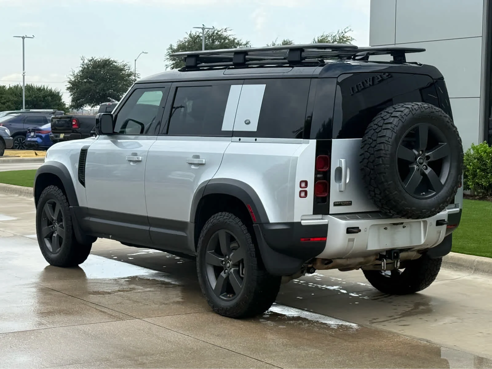 Used 2020  Land Rover First Edition image 3