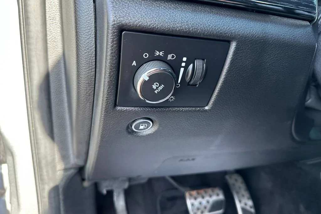 Used 2018 Silver Jeep High Altitude image 18