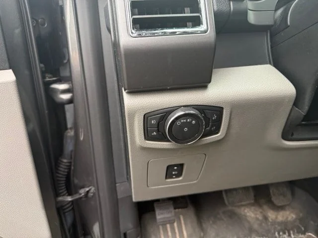 Used 2015 Magnetic Metallic Ford XLT image 8