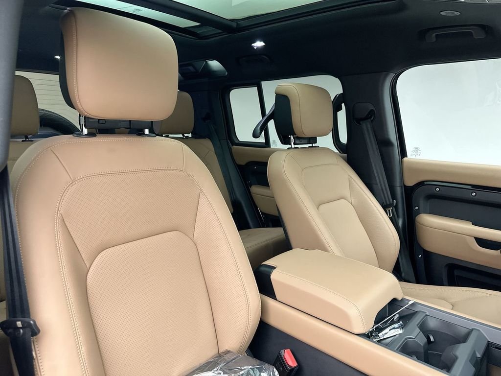 New 2026 Santorini Black Land Rover X-Dynamic SE image 6