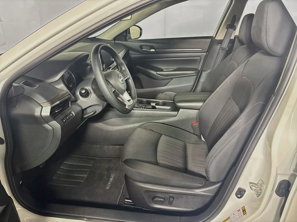 Used 2025 White Nissan 2.5 SV image 11