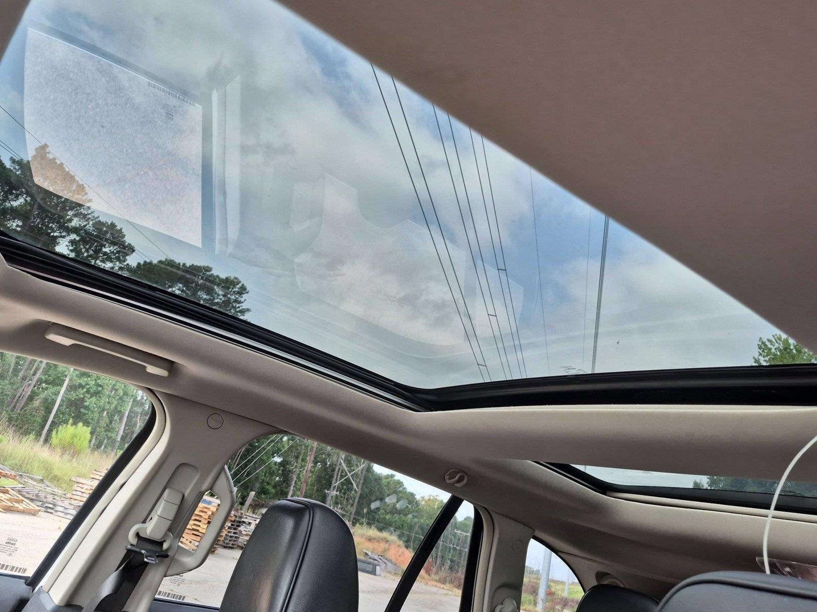 Used 2011 White Platinum Tri-Coat Metallic LINCOLN  image 8