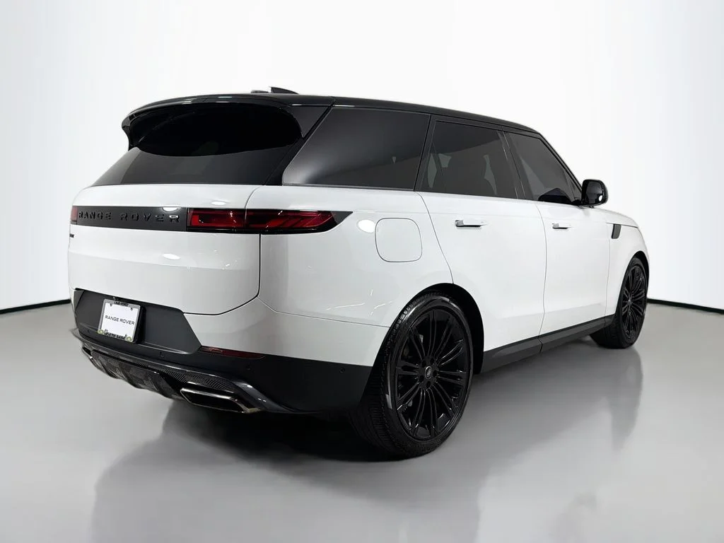 Used 2024 White Land Rover SE image 5