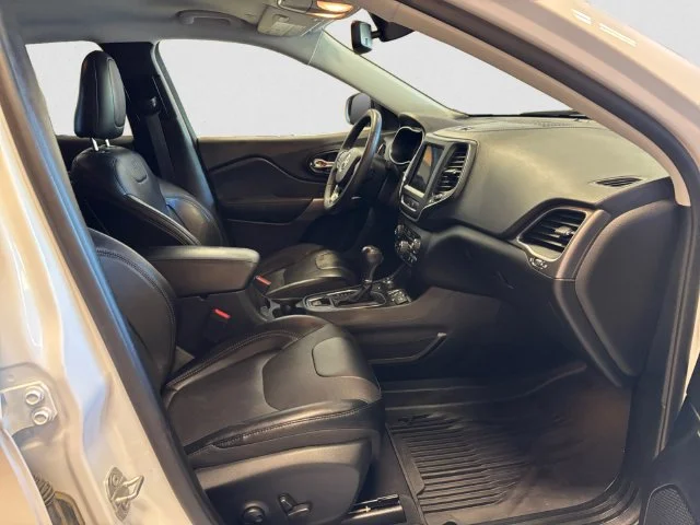 Used 2022 White Jeep Latitude Lux image 16