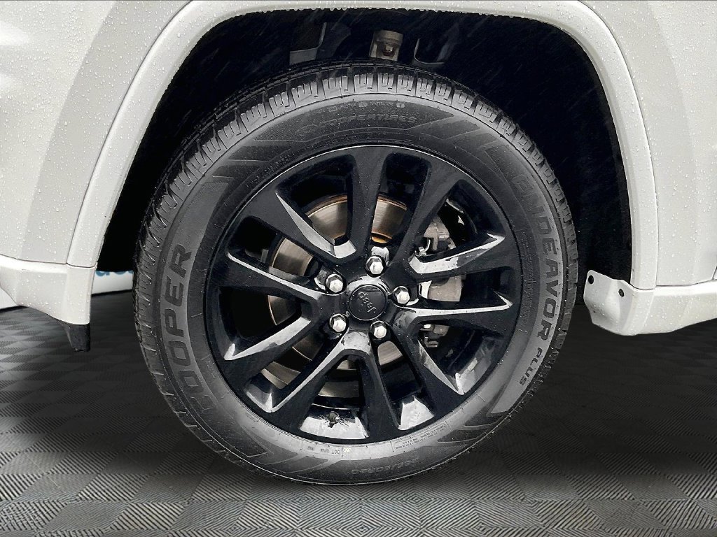 Used 2020 White Jeep Altitude image 22