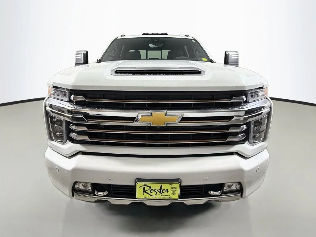 Used 2022 White Chevrolet High Country image 2