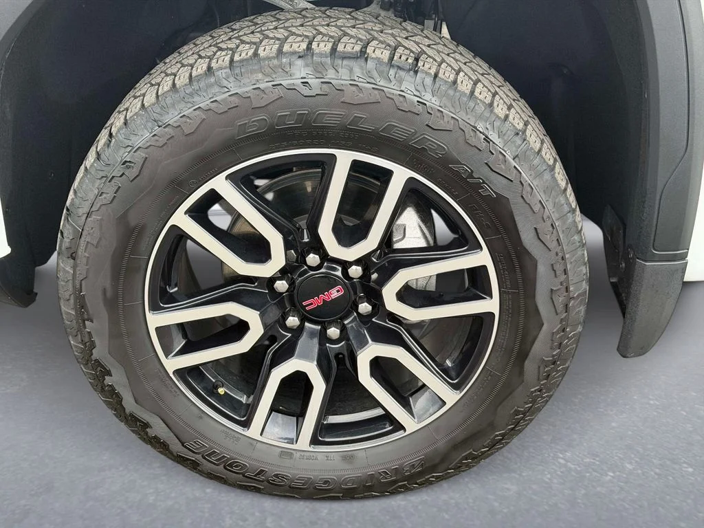 Used 2025 White GMC AT4 image 9
