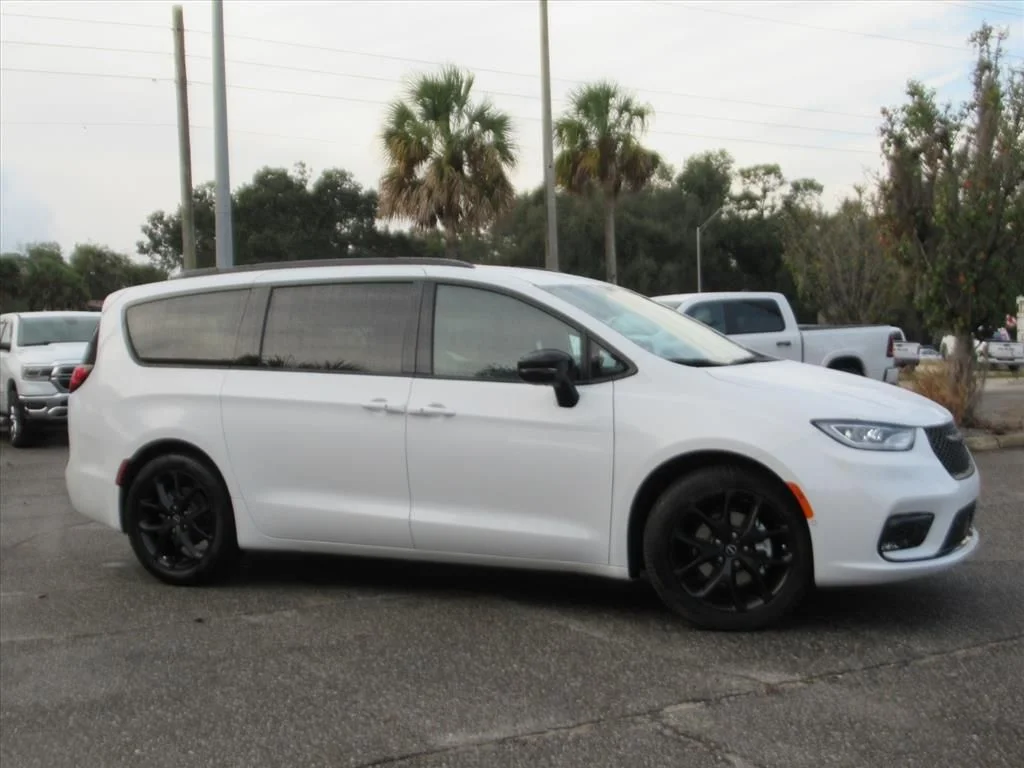 New 2026 Bright White Clear-Coat Exterior Paint Chrysler Select image 2