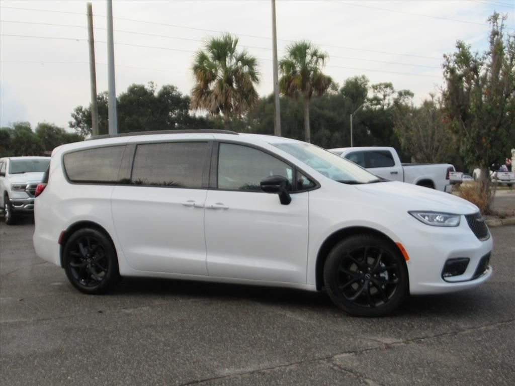 New 2026 Bright White Clear-Coat Exterior Paint Chrysler Select image 2