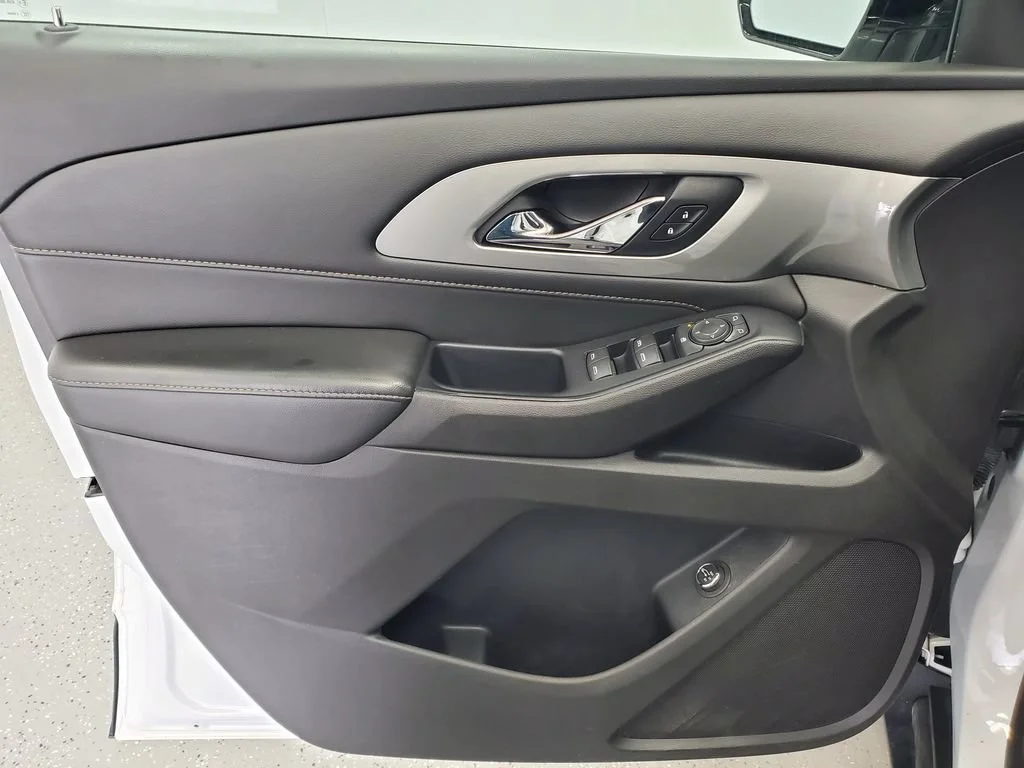 Used 2020 SUMMIT WHITE Chevrolet LT Cloth image 23