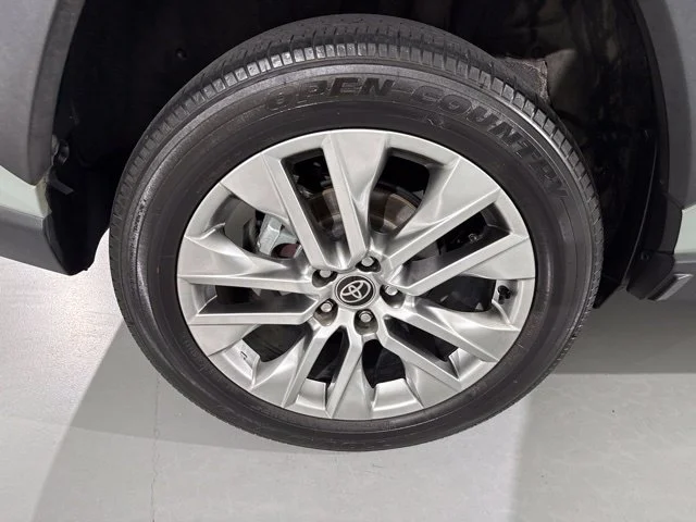 Used 2023  Toyota XLE Premium image 15
