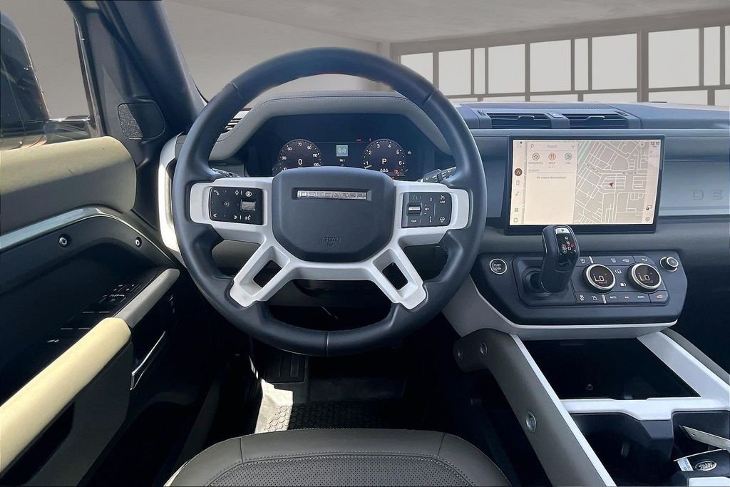 Used 2025 Green Land Rover S image 5
