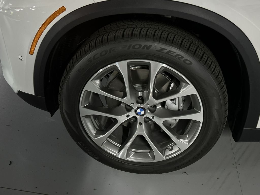 New 2026 Alpine White BMW xDrive40i image 10