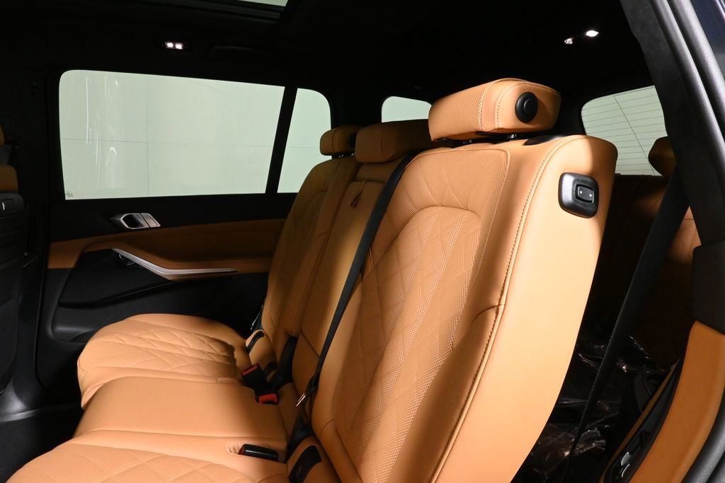 Used 2027 Black BMW xDrive40i image 4