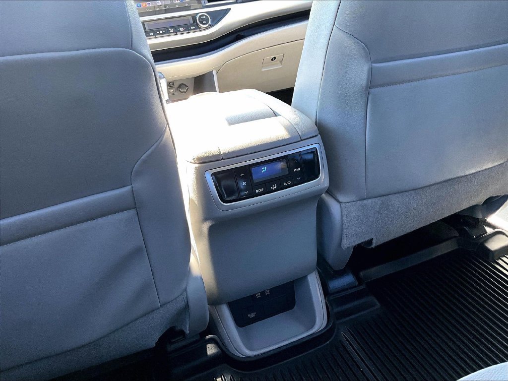 Used 2019 Blizzard Pearl Toyota XLE image 28