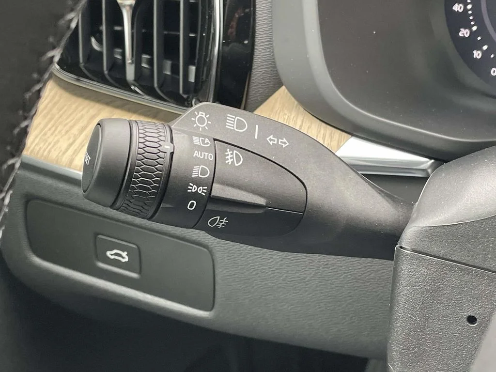 New 2026 Onyx Black Metallic Volvo Core image 12