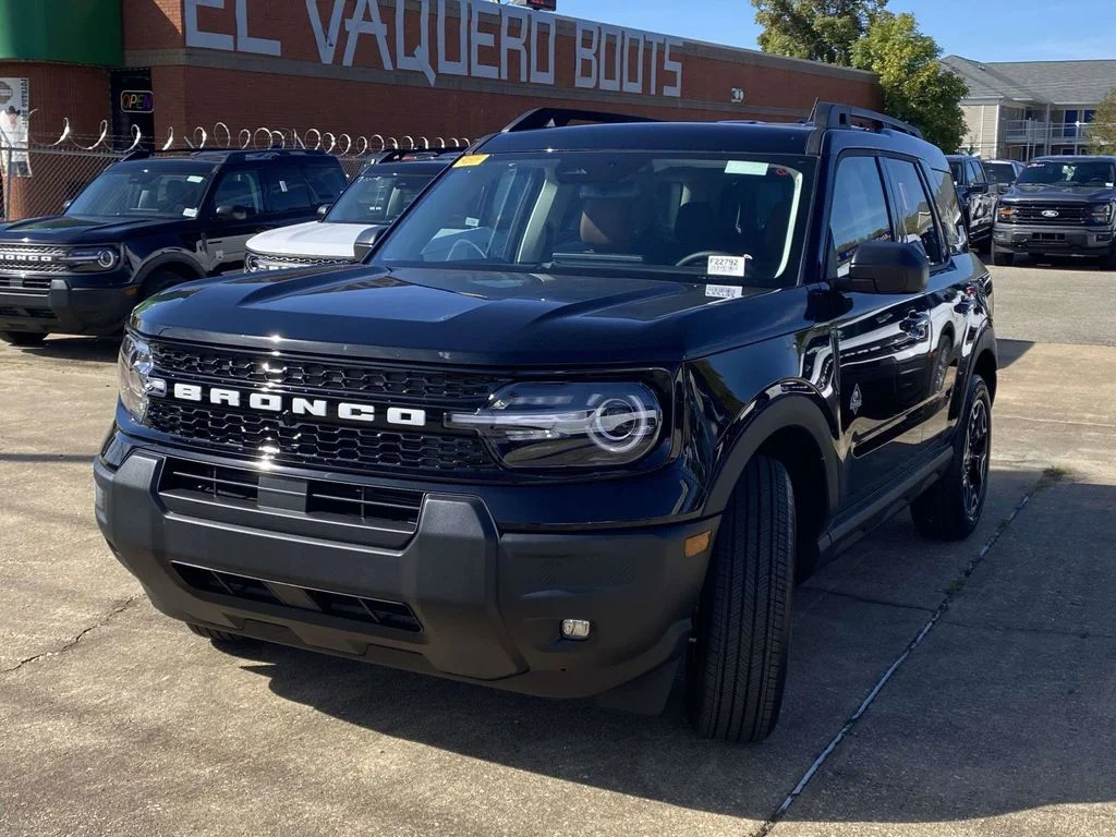 New 2025 Shadow Black Ford Outer Banks® image 8