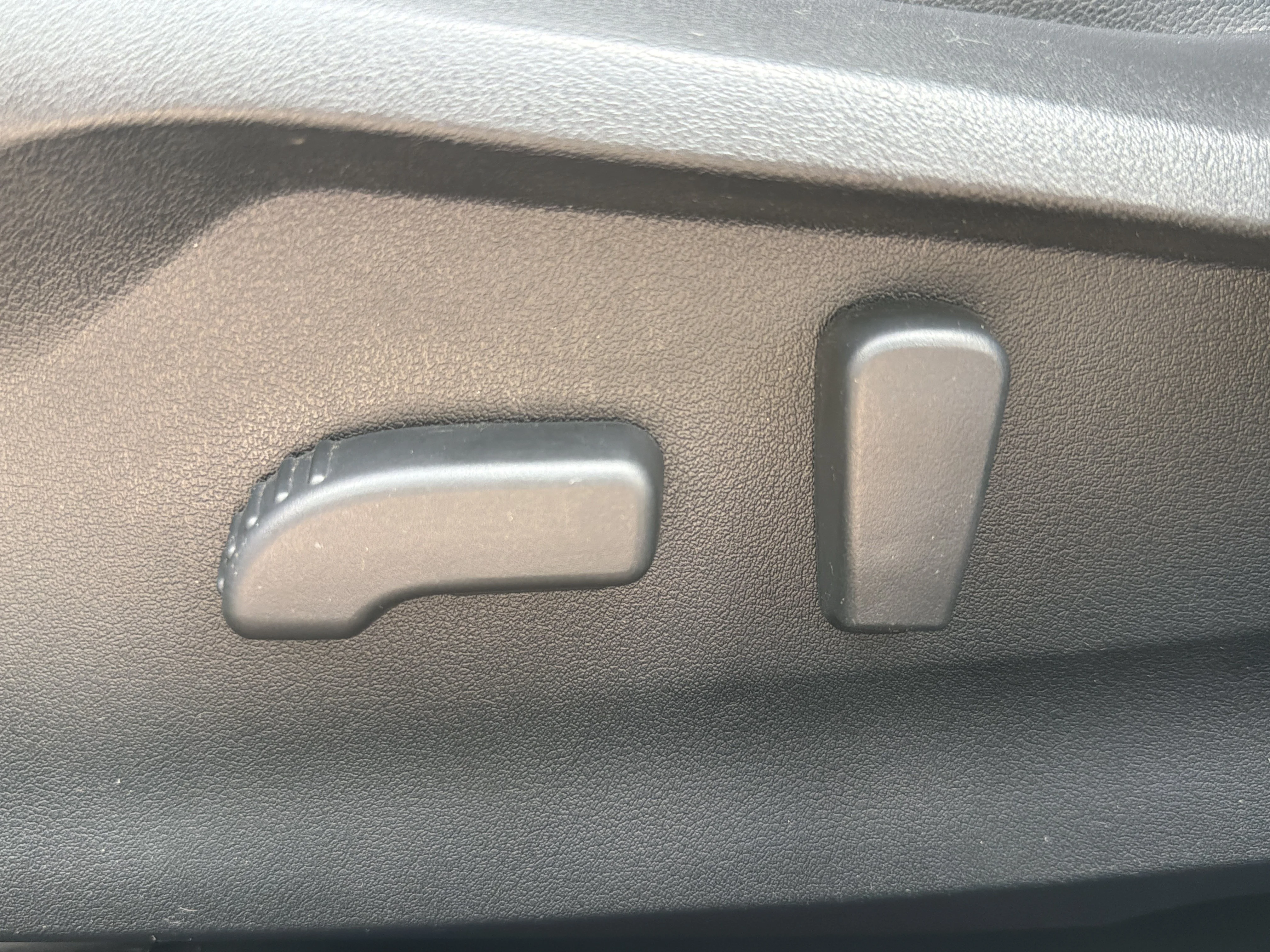 Used 2019 Ice Silver Metallic Subaru Limited image 20