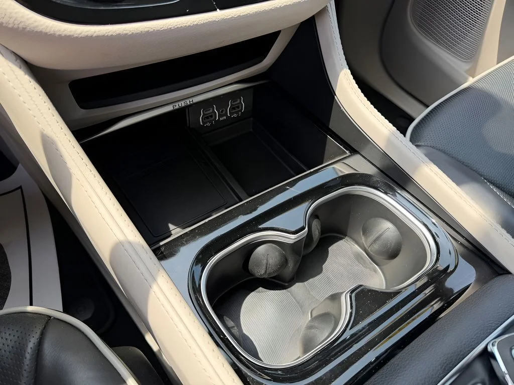 Used 2024 Bright White Clearcoat Chrysler Limited image 26