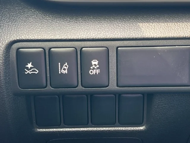 Used 2022  Mitsubishi LE image 25