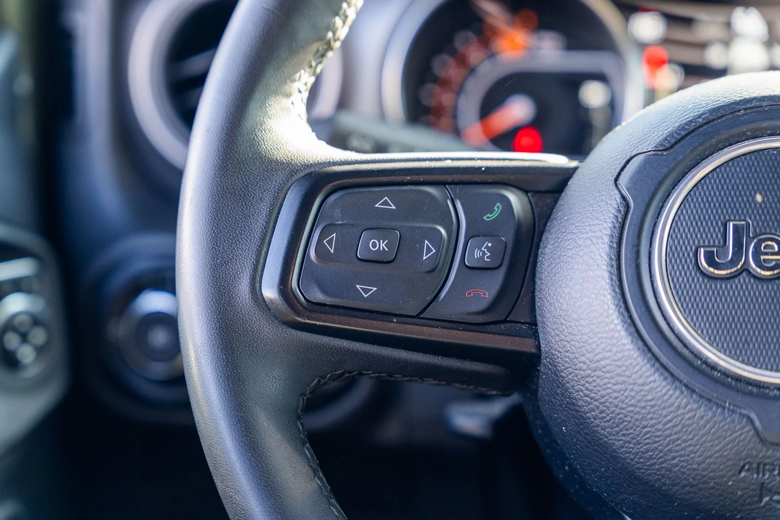 Used 2023 Green Jeep Sport S image 24
