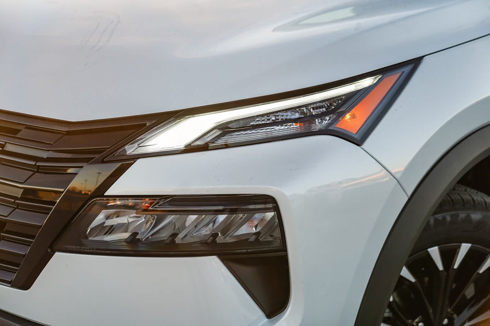 New 2026 Everest White Pearl TriCoat Nissan Dark Armor™ image 2