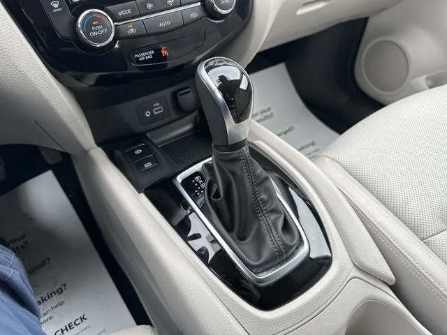 Used 2022 White Nissan SL image 23