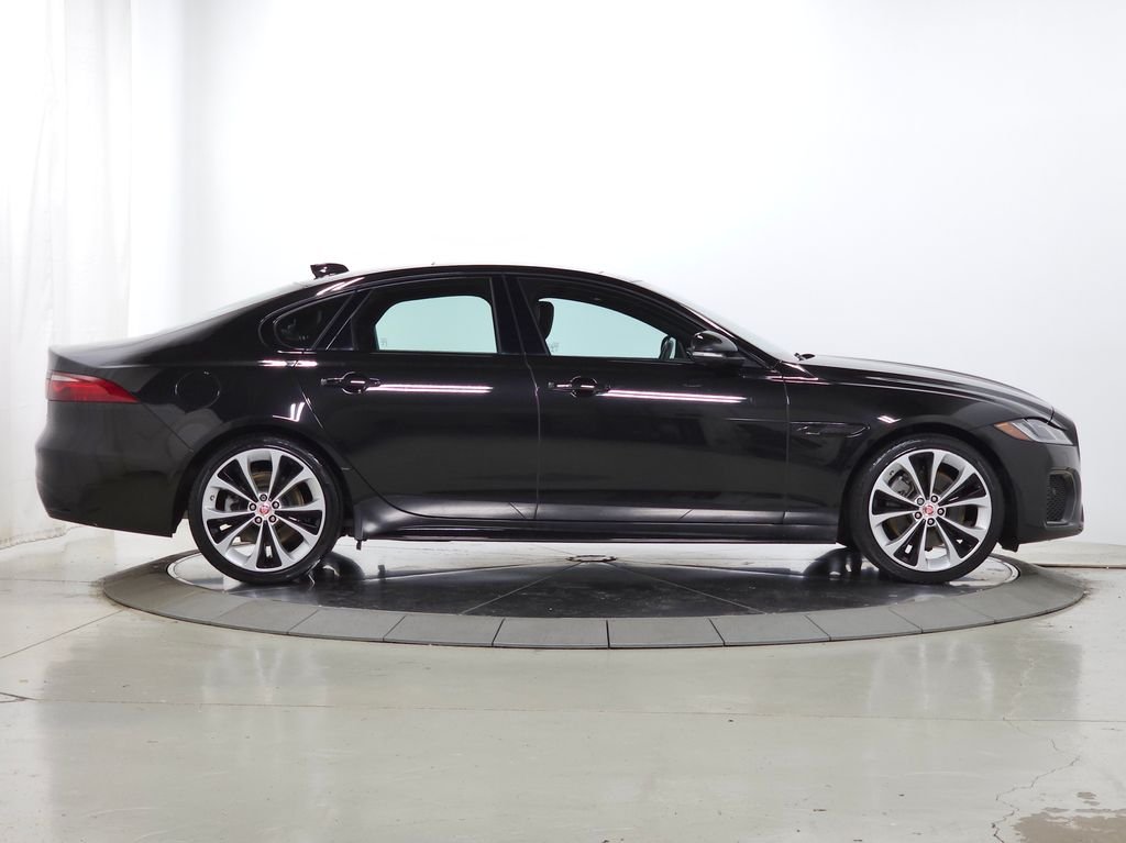 Used 2022  Jaguar R-Dynamic SE image 9