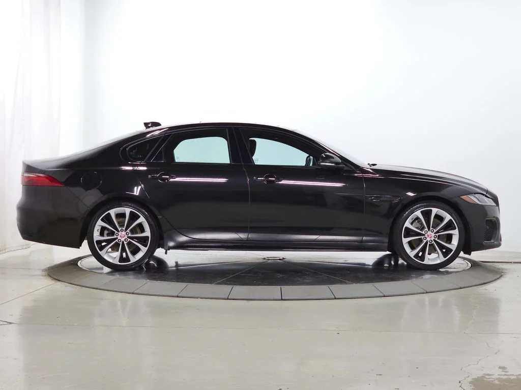 Used 2022  Jaguar R-Dynamic SE image 9