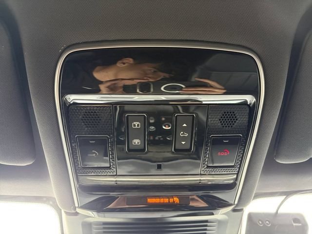 Used 2023  Land Rover SE Dynamic image 12