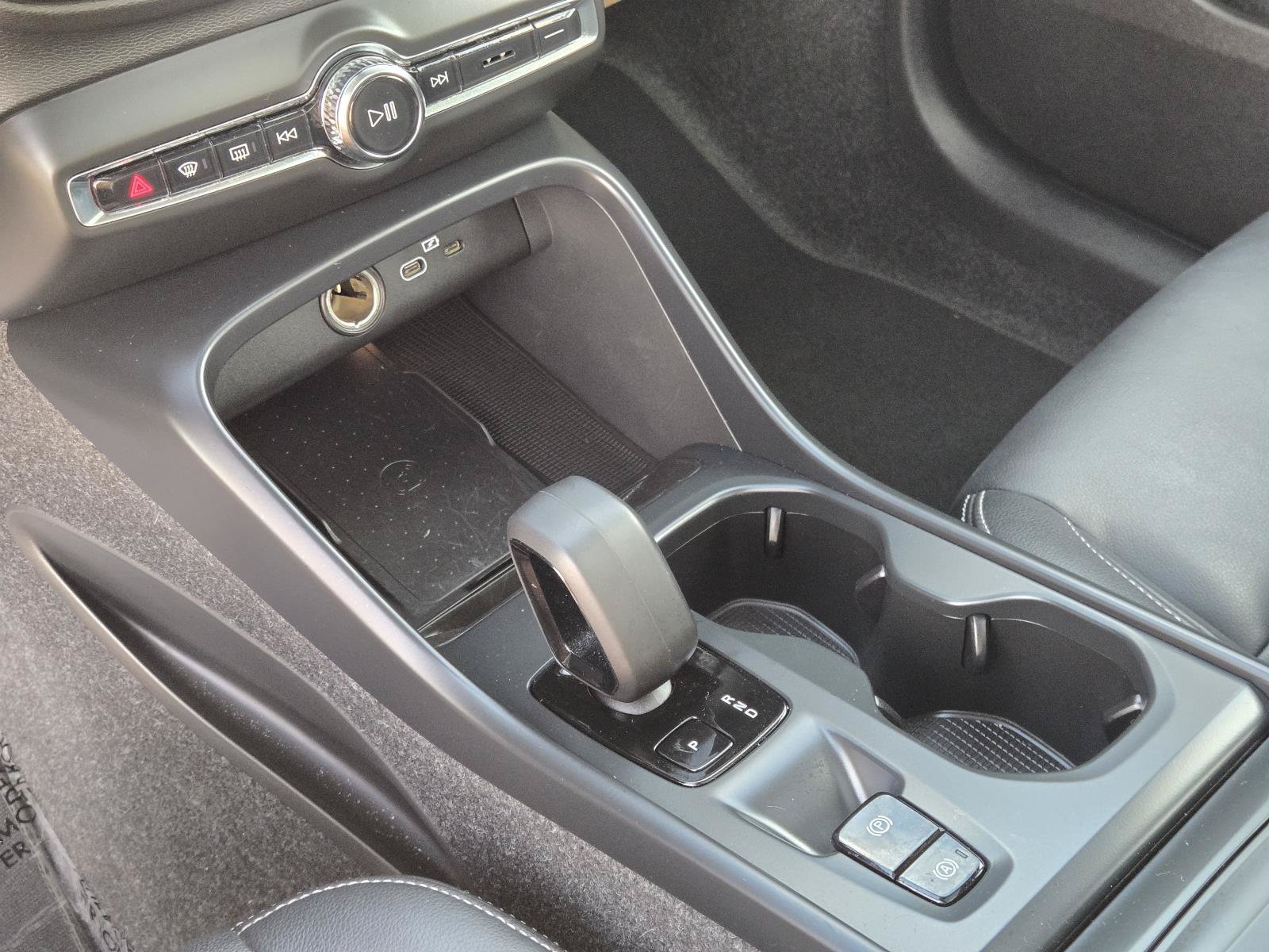 2025 Volvo XC40 Core - Photo 30