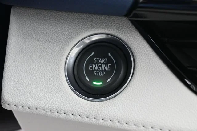 Used 2025 White Frost Tricoat Buick Avenir image 20