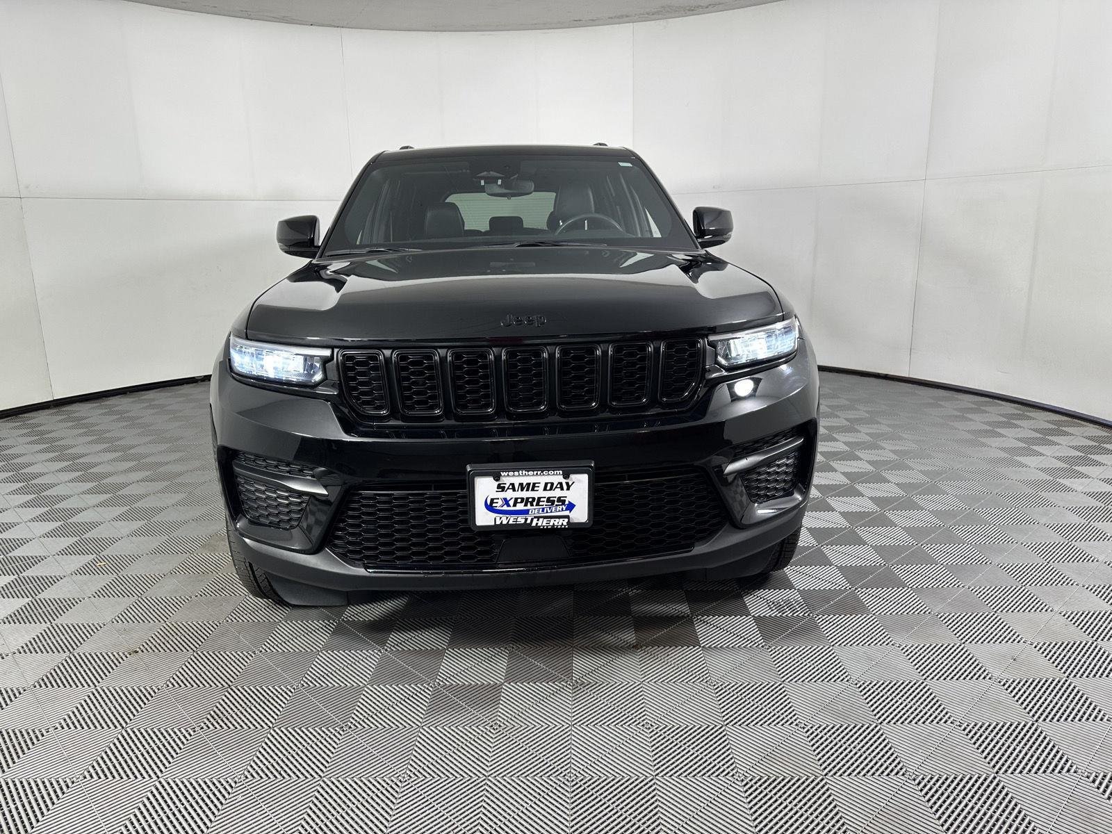 Used 2023 Diamond Black Crystal Pearlcoat Jeep Altitude image 19