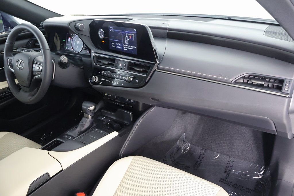 Used 2022 White Pearl Lexus 300h image 9