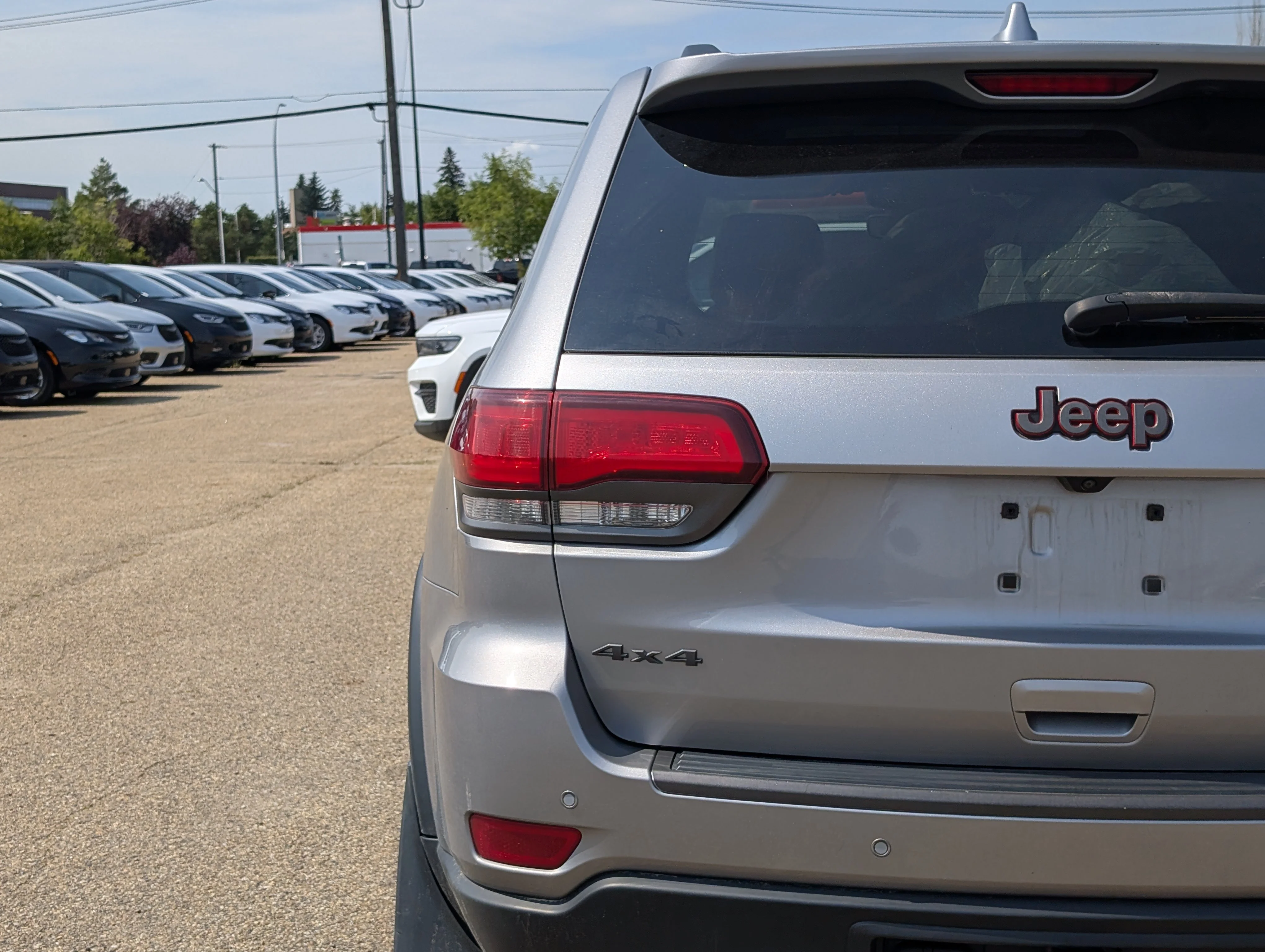 Used 2017 Billet Metallic Jeep Trailhawk image 12
