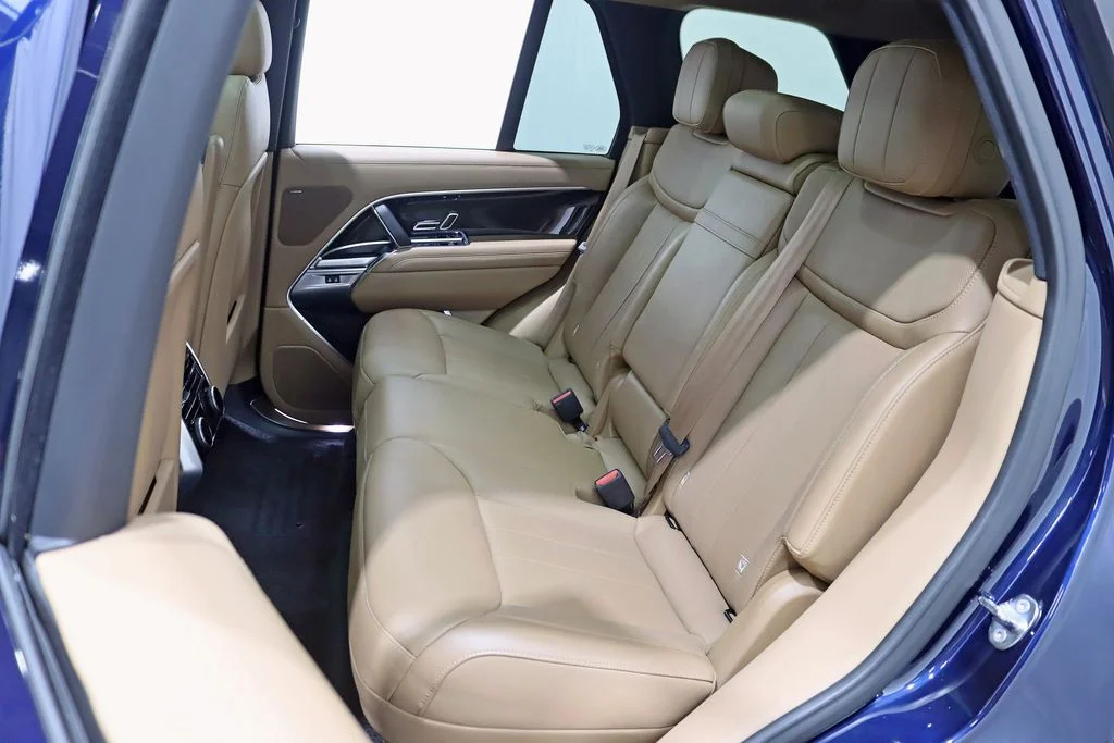 Used 2023  Land Rover SE image 29