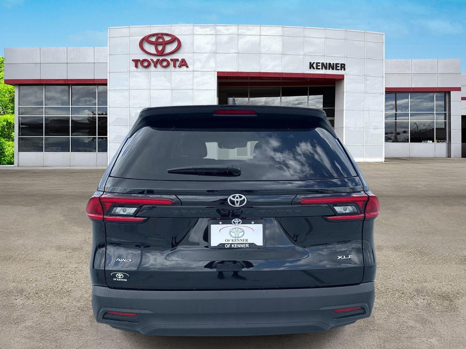 Used 2025 Midnight Black Metallic Toyota XLE image 5