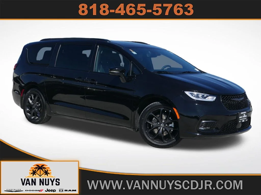 2025 Chrysler Pacifica Limited's photo