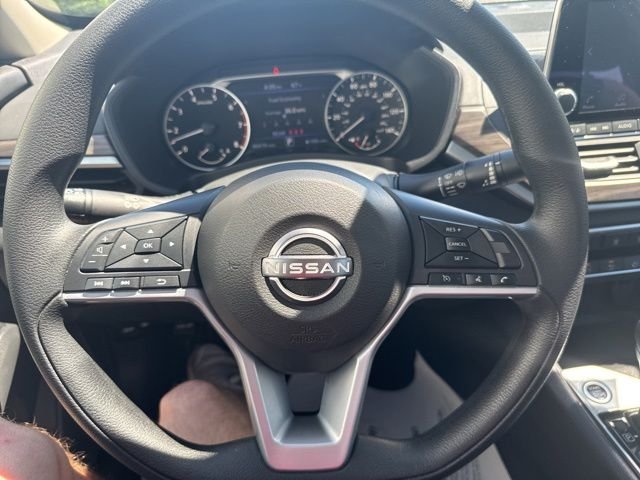 Used 2025 White Nissan 2.5 SV image 26