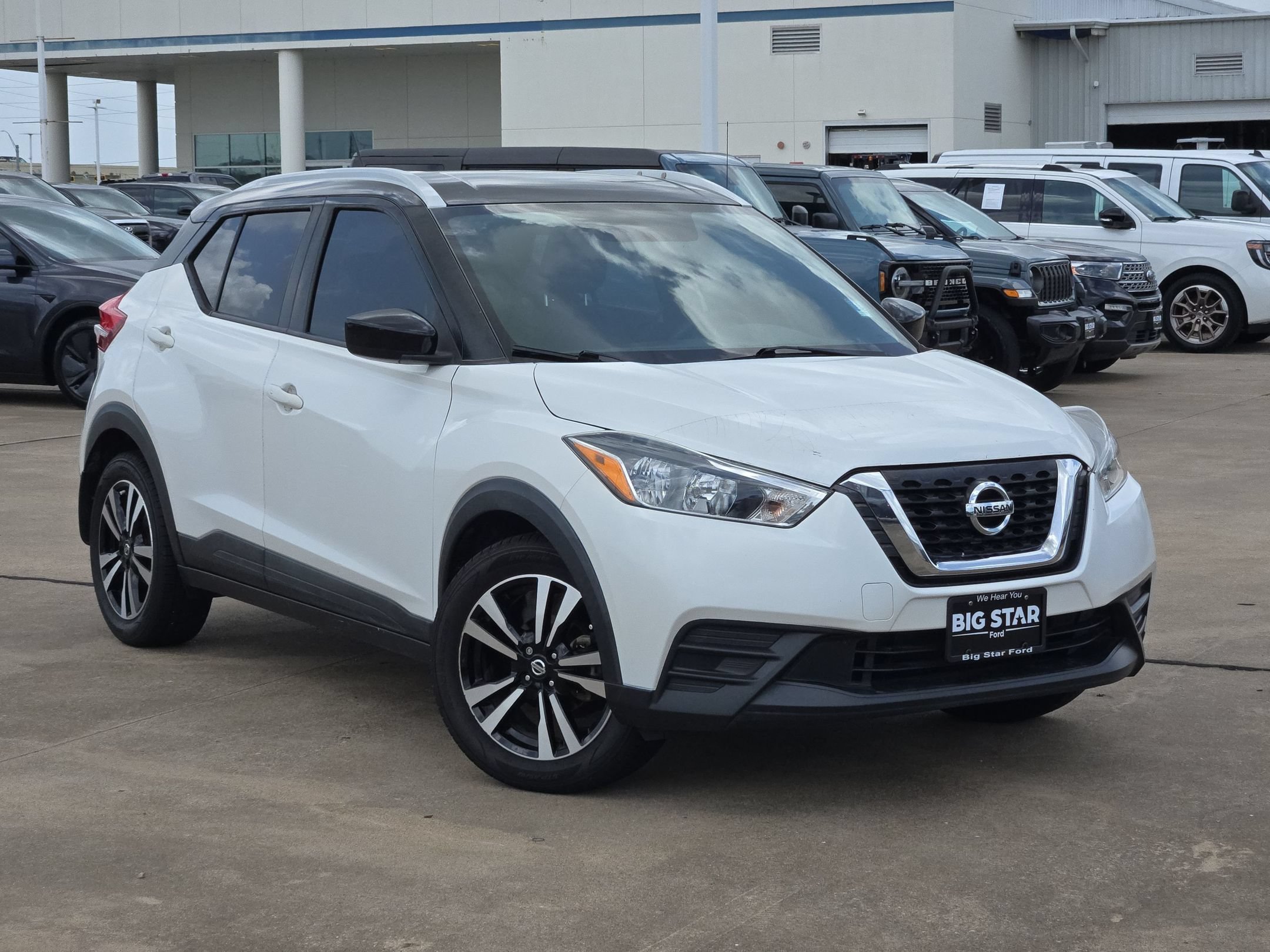 Used 2018 Aspen White / Super Black Nissan SV image 1