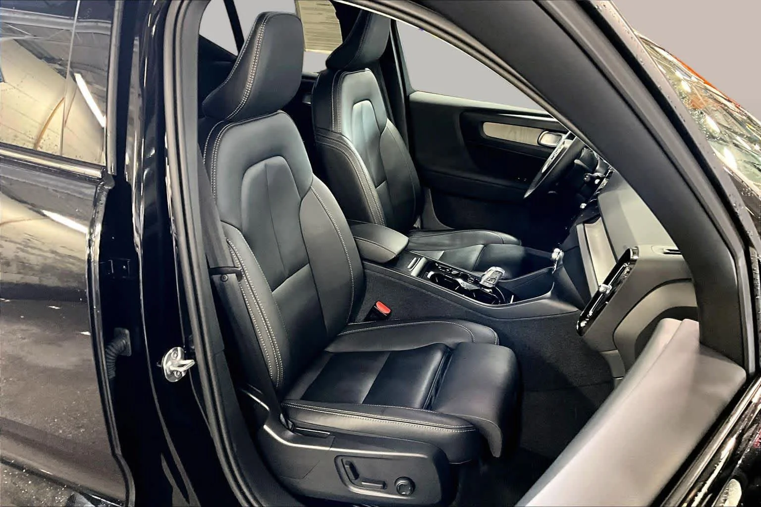 Used 2024 Onyx Black Metallic Volvo Plus Dark Theme image 8