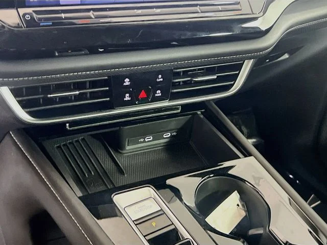 2025 Volkswagen Atlas SE w/Tech - Photo 14