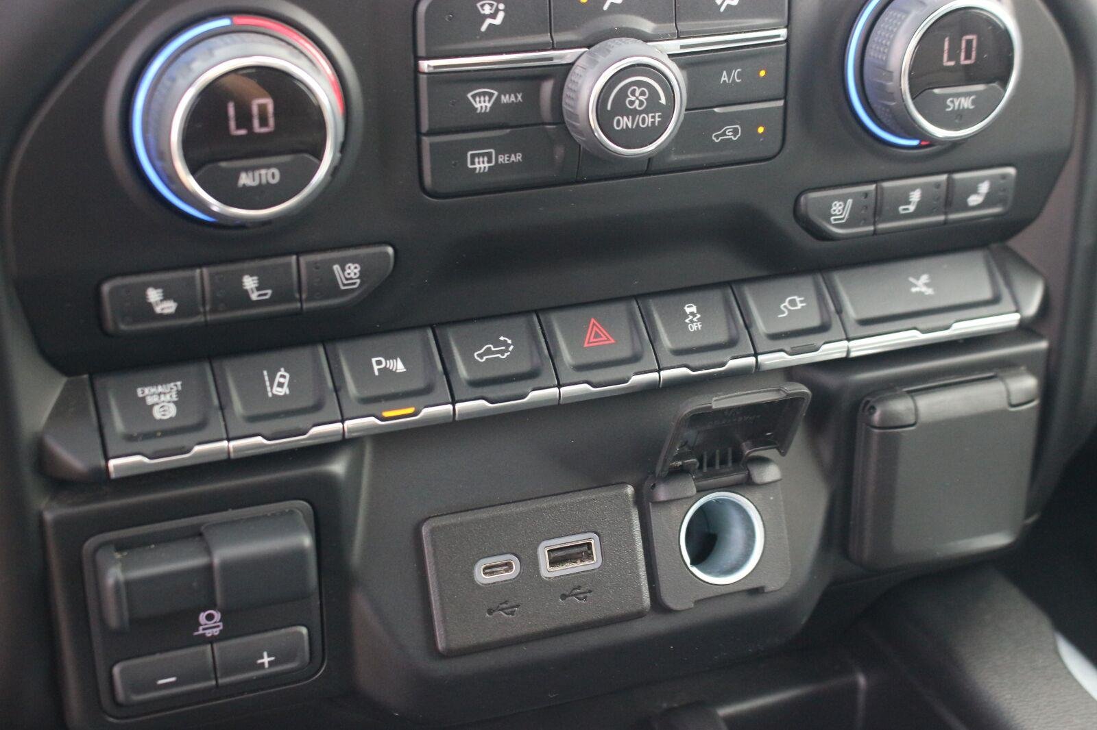 Used 2023 IRIDESCENT PEARL TRICOAT Chevrolet High Country image 29